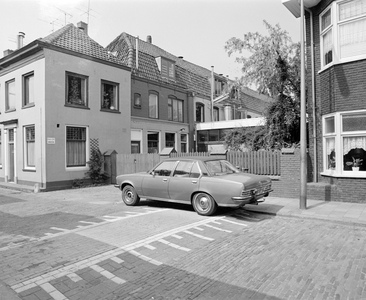 882515 Gezicht op de voor- en zijgevel van huis Otterstraat 96 te Utrecht, met achterliggende woningen, waarvan later ...